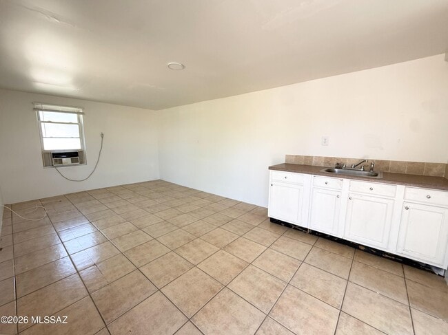 Building Photo - 833 W Tipton Dr