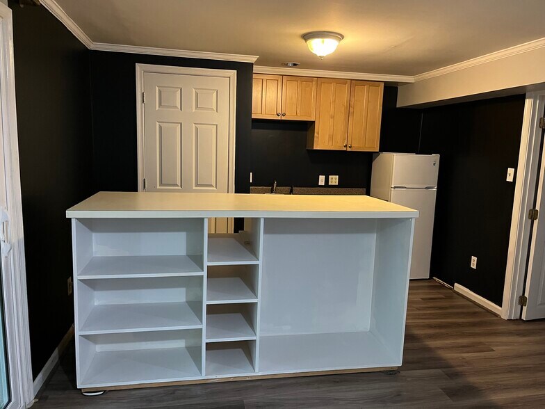 kitchenette (no oven) - 500 Meadow Hall Dr