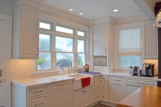 Building Photo - 16 S Somerset Ave