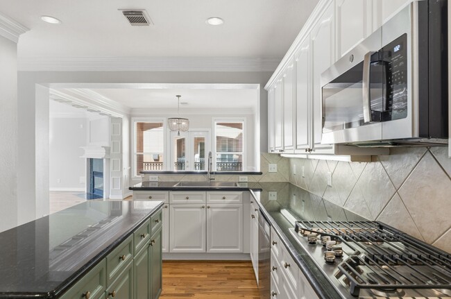 Building Photo - 827 Rosine St