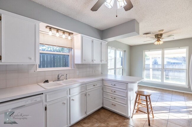 Building Photo - Cul-de-Sac 3/2/2; NEW INTERIOR PAINT DEC 2025; NEW CARPET DEC 2025!