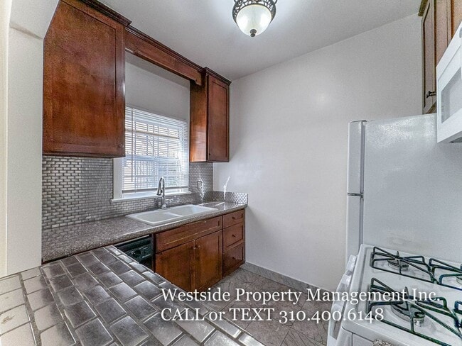Building Photo - 1435 N Las Palmas Ave
