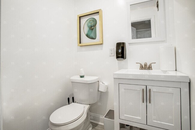 Building Photo - 3-bedroom 3-bathroom w/a loft in historic ...