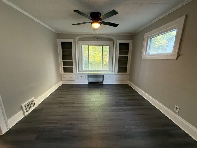 Building Photo - 3 BED 1 BATH BEAUTIFUL HOME IN CLEVELAND!