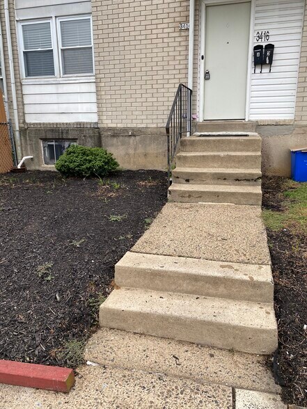 Front yard - 3416 Ashfield Ln