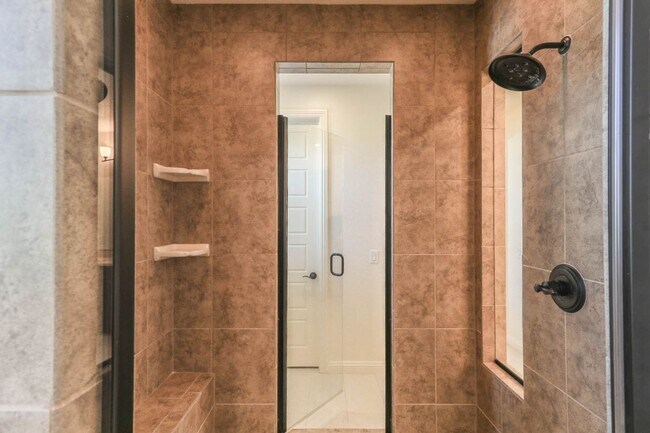 Building Photo - Stunning 5 Bed, 4 Full Baths And 2 Half Ba...