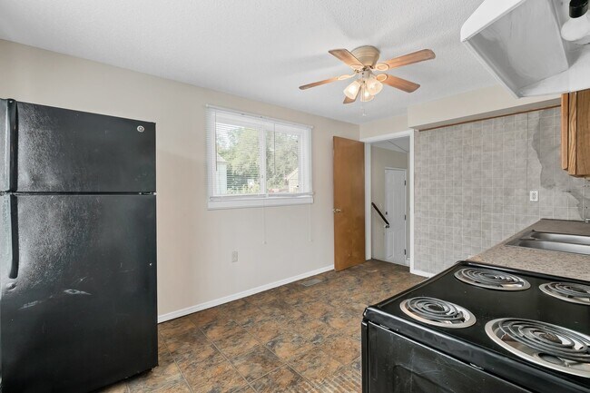 Building Photo - Spacious 3 Bedroom Ready to be rented. Section 8 Welcome