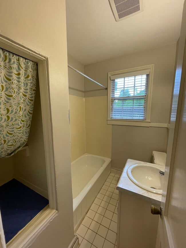 Building Photo - Adorable Cottage in The Hill Area!