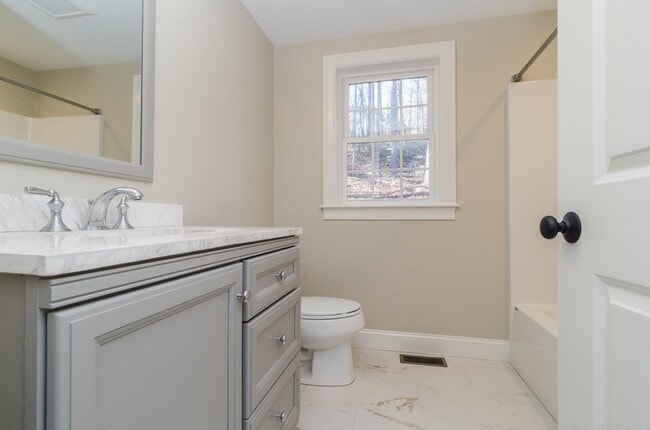 Building Photo - 718 Main St