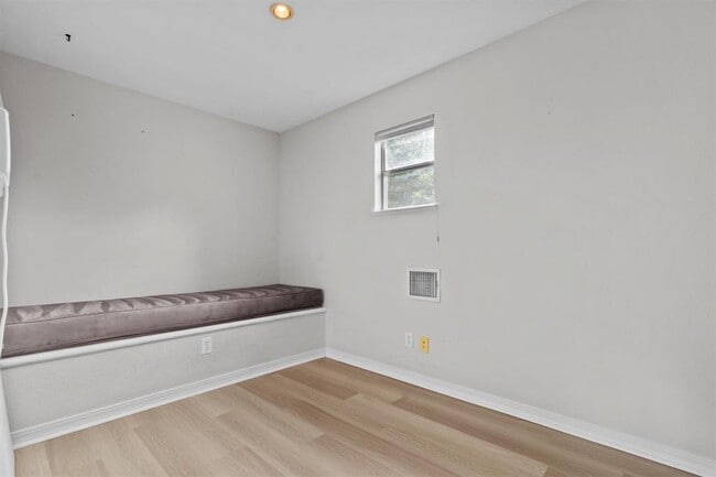 Building Photo - 204 Caney St