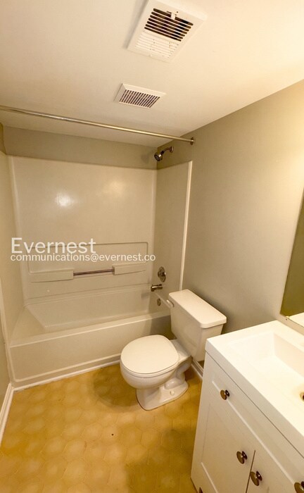 Building Photo - 3 Bed/3.5 Bath Townhome with Fenced Yard / Available Now!