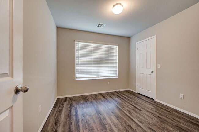 Building Photo - Beautiful 4BD/2BTH with a 2 car garage in ...