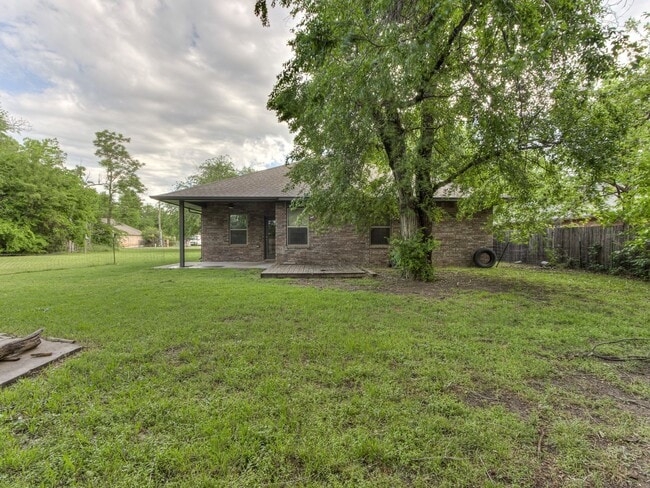 Building Photo - Newer Home + Putnam City Schools + 3 bedrooms