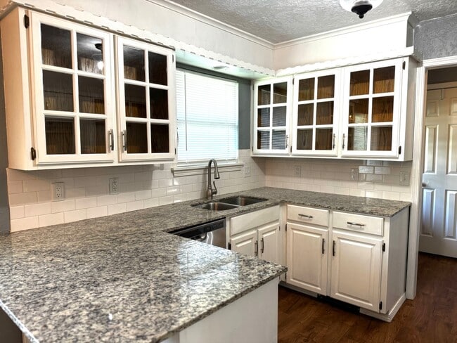 Building Photo - 601 Rosewood Ct