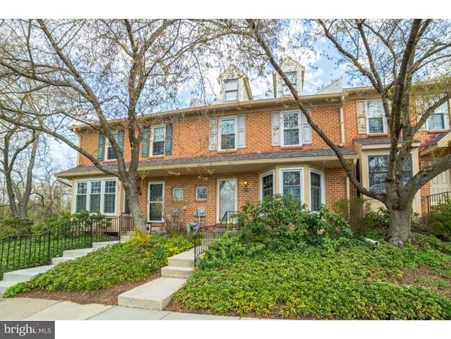 Building Photo - 427 Oakmont Ct