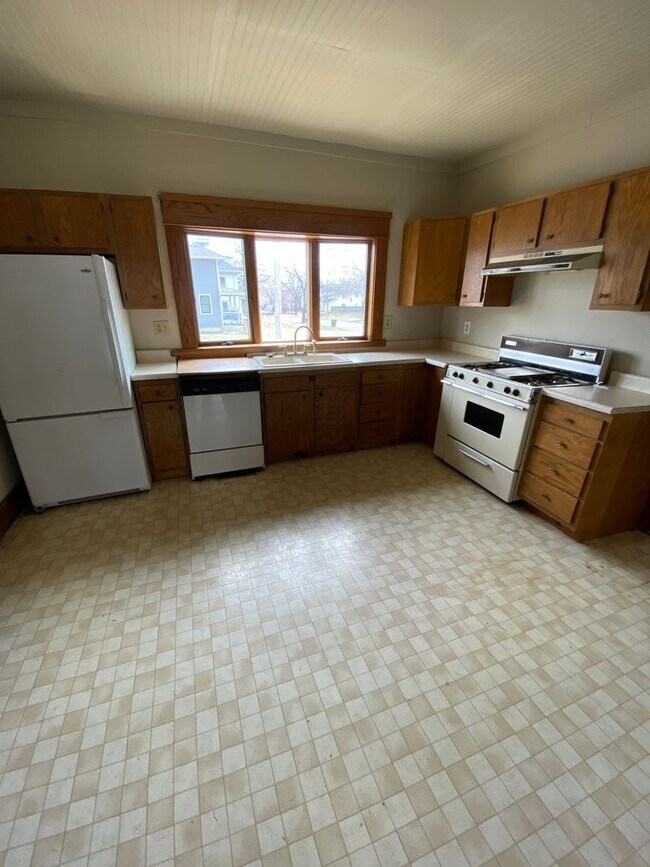 Building Photo - Spacious Home Available Now!