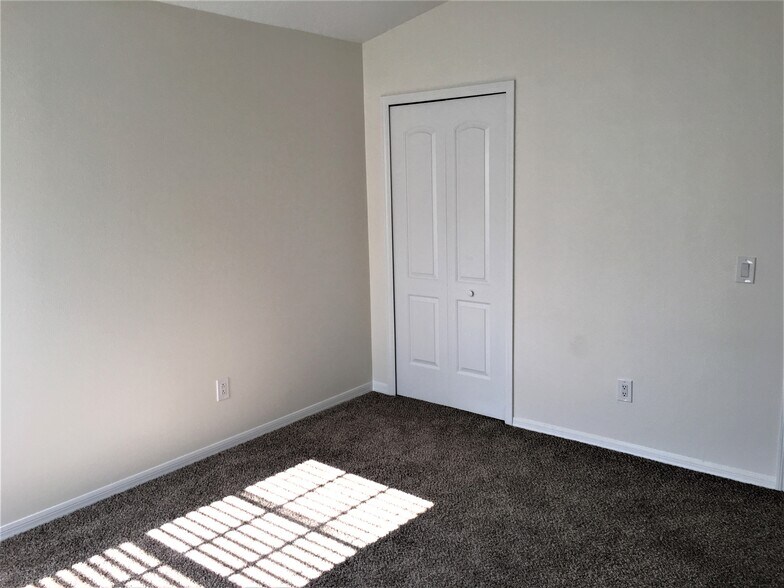 Building Photo - 8535 Quarter Horse Dr