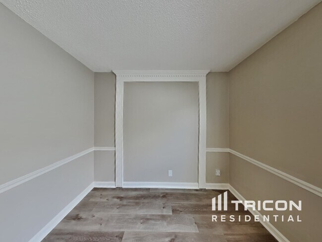 Building Photo - 5029 English Village Dr
