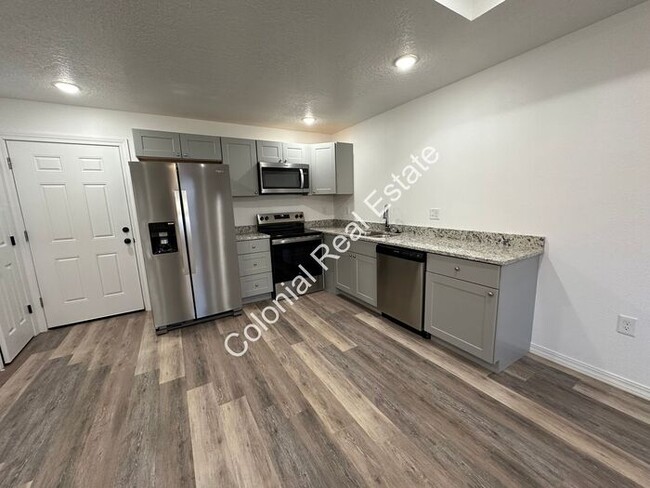 Building Photo - Updated and spacious 2 bedroom 1 bathroom ...