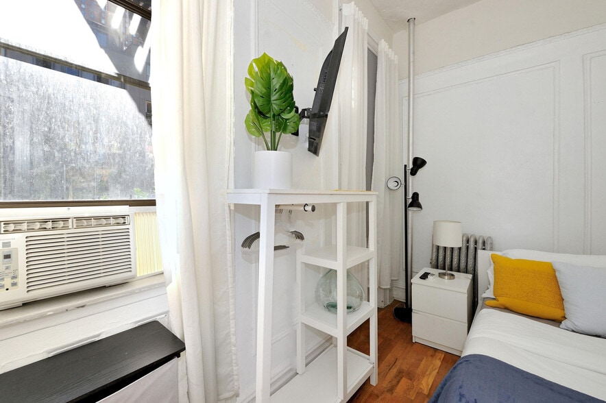 Building Photo - 416 W 46th St