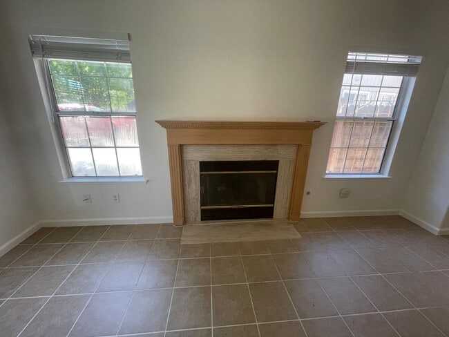 Building Photo - 3 Bedroom 3 Bath Home in West Natomas