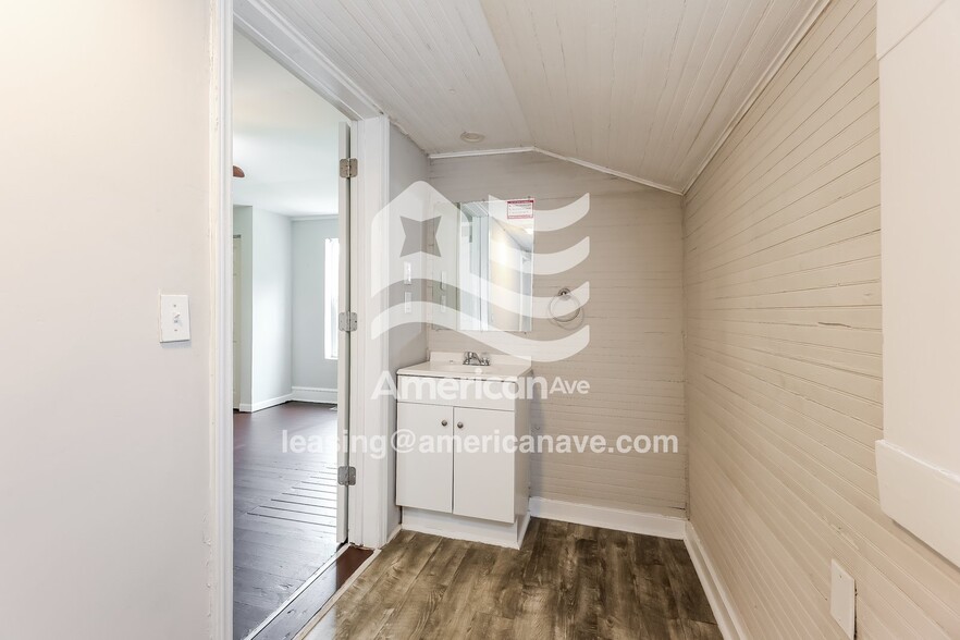 Building Photo - 229 Poole St