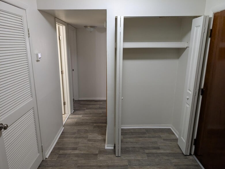 Building Photo - 1001 White Oak Rd