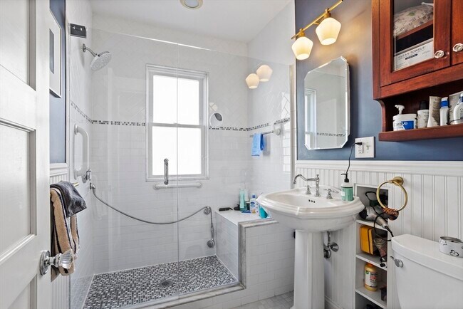 Building Photo - 36 Windsor St