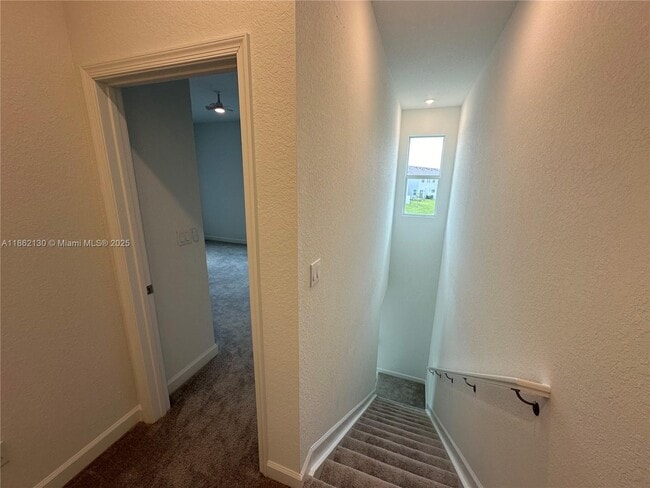 Building Photo - 402 SE Crossoak Ln