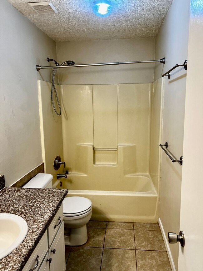 Building Photo - 3/2 LARGE fenced in yard!