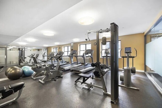 Building Photo - 516 W 47th St