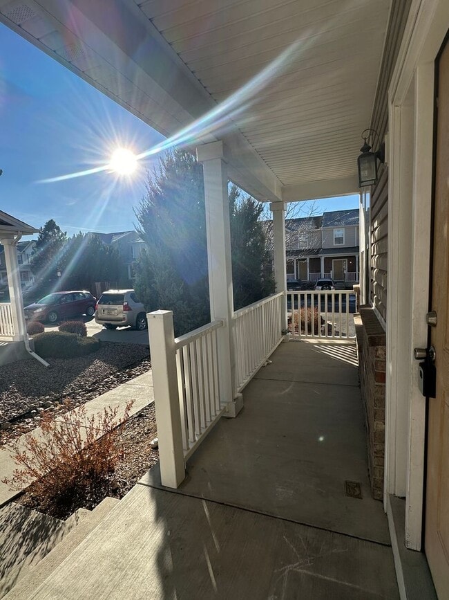 Building Photo - SPACIOUS 3BD/2.5BA TOWNHOME at THE BLUFFS ...