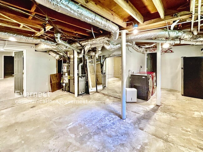 Building Photo - 1584 Camelot Cir