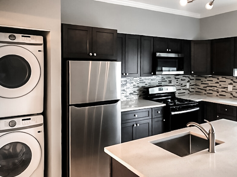 Kitchen with washer dryer - 1673 Darley Ave