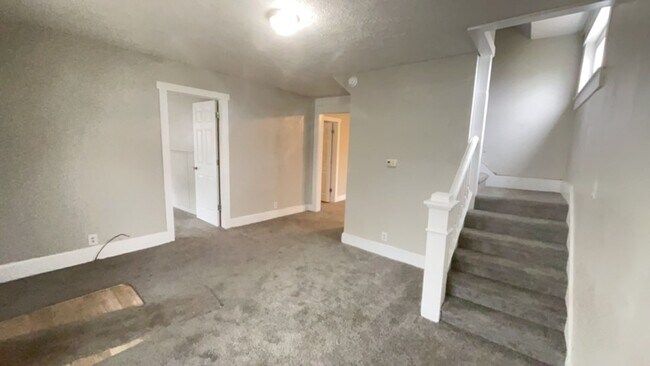 Building Photo - 5 Bedroom 2 Bathroom Home! Large Front Porch! Nice backyard!
