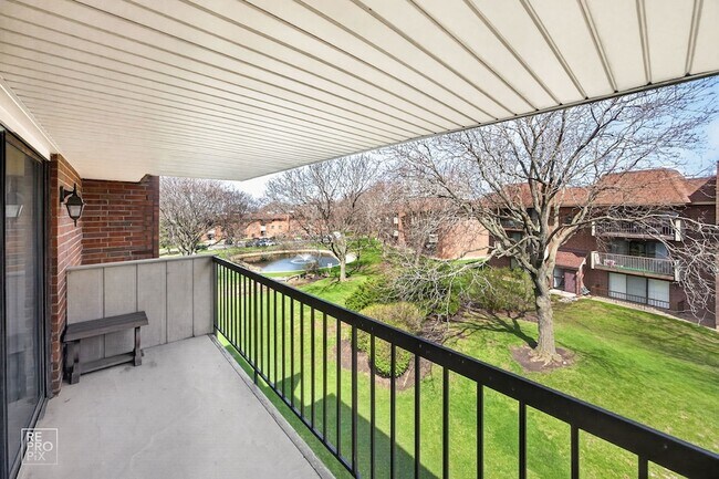 Building Photo - 210 Fountainview Ln