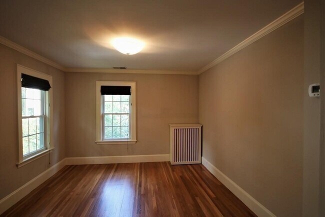 Building Photo - 30 Farmcrest Ave