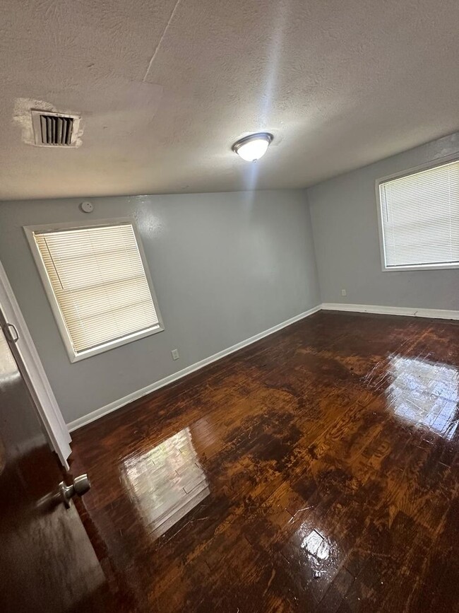 Building Photo - Fully Renovated 4 /1 Single Family House A...