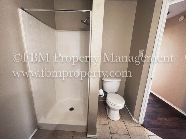 Building Photo - 400 Kings Way Dr