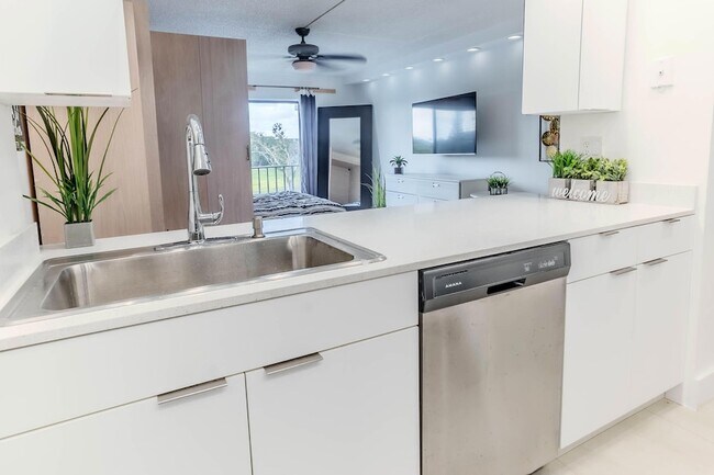 Building Photo - 3760 Inverrary Dr