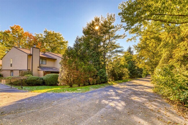 Building Photo - 39 Wimbledon Dr