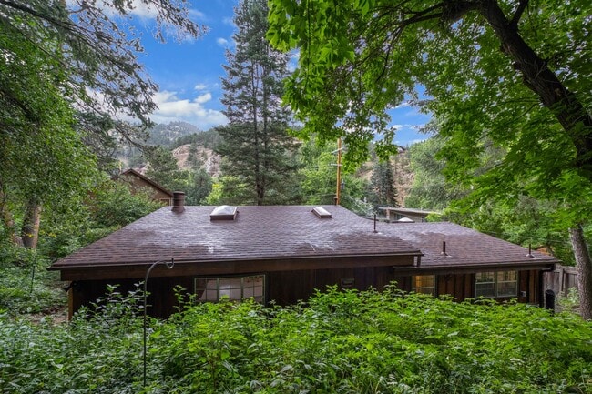 Building Photo - 2 Bedroom 1 Bath Home Next To Boulder Creek!