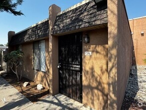 Building Photo - Charming 2 bedroom, 1 bath, 1 car garage u...
