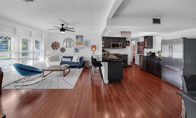 Building Photo - 640 NW 12th Ave