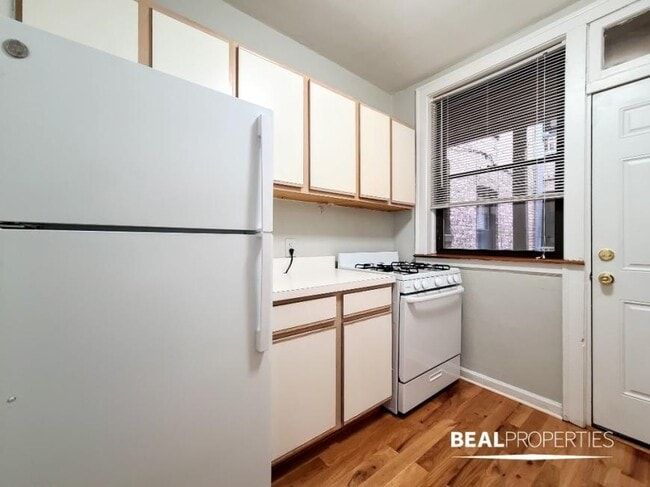 Building Photo - 2 bedroom in CHICAGO IL 60613
