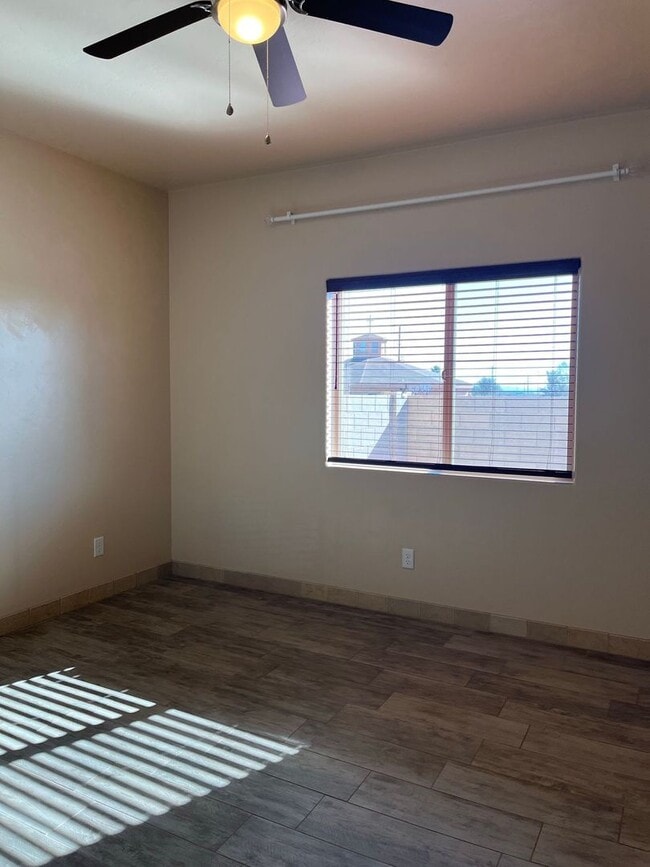 Building Photo - 3 bedroom 2 bath rental home with 2 car ga...