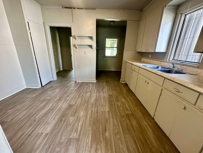 Building Photo - 3 Bedroom and 1 Bathroom Home in Shawnee