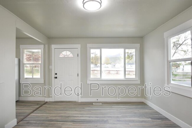 Building Photo - 263 Maple St