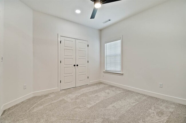 Building Photo - 510 W Persimmon St