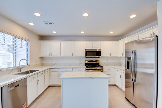 Building Photo - Gorgeous 3 bedroom 2.5 bathroom Townhome conveniently located in the heart of Henderson.